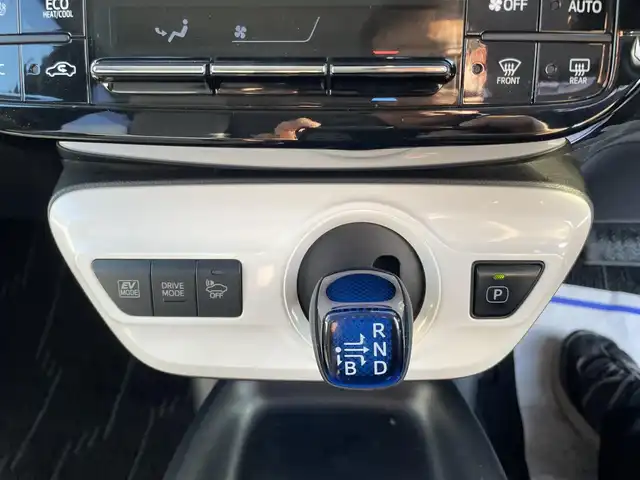 トヨタ プリウス Sセーフティプラス 神奈川県 2016(平28)年 9.4万km スティールブロンドM (株)IDOMが運営する【じしゃロン秦野店】の自社ローン専用車両になります。こちらは現金またはオートローンご利用時の価格です。自社ローンご希望の方は別途その旨お申付け下さい/トヨタセーフティセンス/・衝突軽減ブレーキ/・レーダークルーズコントロール/・レーンキープアシスト/・オートマチックハイビーム/ディーラーOP・SDナビ【DSZT-YC4T】/(Bluetooth接続/フルセグTV/DVD再生可)/バックカメラ/ビルトインETC/ドライブレコーダー/革巻きステアリング/ステアリングスイッチ/ヘッドアップディスプレイ