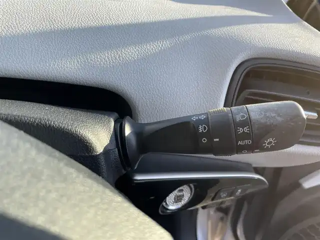 トヨタ プリウス Sセーフティプラス 神奈川県 2016(平28)年 9.4万km スティールブロンドM (株)IDOMが運営する【じしゃロン秦野店】の自社ローン専用車両になります。こちらは現金またはオートローンご利用時の価格です。自社ローンご希望の方は別途その旨お申付け下さい/トヨタセーフティセンス/・衝突軽減ブレーキ/・レーダークルーズコントロール/・レーンキープアシスト/・オートマチックハイビーム/ディーラーOP・SDナビ【DSZT-YC4T】/(Bluetooth接続/フルセグTV/DVD再生可)/バックカメラ/ビルトインETC/ドライブレコーダー/革巻きステアリング/ステアリングスイッチ/ヘッドアップディスプレイ