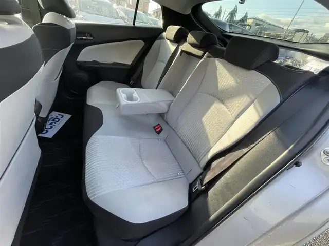 トヨタ プリウス Sセーフティプラス 神奈川県 2016(平28)年 9.4万km スティールブロンドM (株)IDOMが運営する【じしゃロン秦野店】の自社ローン専用車両になります。こちらは現金またはオートローンご利用時の価格です。自社ローンご希望の方は別途その旨お申付け下さい/トヨタセーフティセンス/・衝突軽減ブレーキ/・レーダークルーズコントロール/・レーンキープアシスト/・オートマチックハイビーム/ディーラーOP・SDナビ【DSZT-YC4T】/(Bluetooth接続/フルセグTV/DVD再生可)/バックカメラ/ビルトインETC/ドライブレコーダー/革巻きステアリング/ステアリングスイッチ/ヘッドアップディスプレイ