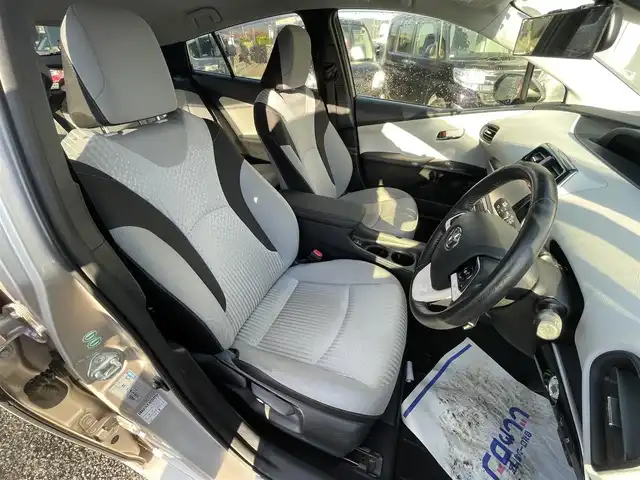 トヨタ プリウス Sセーフティプラス 神奈川県 2016(平28)年 9.4万km スティールブロンドM (株)IDOMが運営する【じしゃロン秦野店】の自社ローン専用車両になります。こちらは現金またはオートローンご利用時の価格です。自社ローンご希望の方は別途その旨お申付け下さい/トヨタセーフティセンス/・衝突軽減ブレーキ/・レーダークルーズコントロール/・レーンキープアシスト/・オートマチックハイビーム/ディーラーOP・SDナビ【DSZT-YC4T】/(Bluetooth接続/フルセグTV/DVD再生可)/バックカメラ/ビルトインETC/ドライブレコーダー/革巻きステアリング/ステアリングスイッチ/ヘッドアップディスプレイ