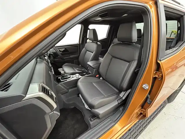 三菱 トライトン GSR 茨城県 2024(令6)年 0.2万km オレンジ 9インチナビゲーションディスプレイ/・Bluetooth/・AppleCarPlay/・AndroidAuto/三菱e-Assist/・マルチアラウンドモニター/・衝突被害軽減ブレーキシステム/・踏み間違い衝突防止アシスト/・車線逸脱警報システム/・ブラインドスポットワーニング/・レーンチェンジアシスト/・リヤクロストラフィックアラート/・オートマチックハイビーム/・レーダークルーズコントロール/・標識認識システム/・ふらつき警報/・リヤデフロック/パワーシート/シートヒーター