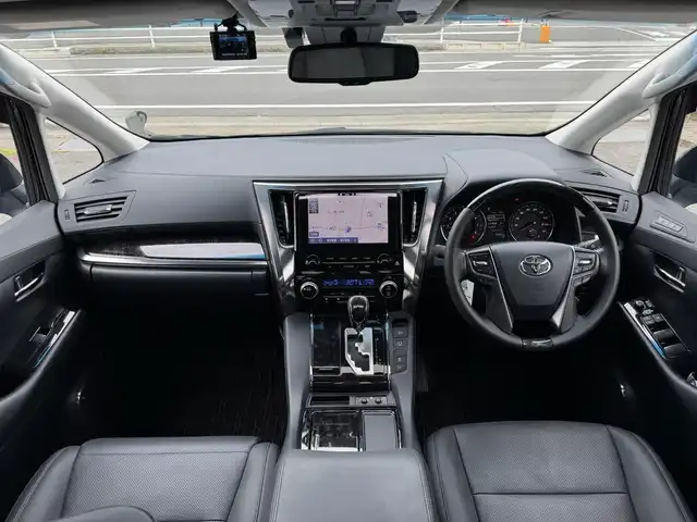 トヨタ アルファード S Cパッケージ 滋賀県 2022(令4)年 3.3万km ブラック ワンオーナー/サンルーフ/純正ディスプレイオーディオ/フルセグ Bluetooth DVD CD AM FM/Tコネクトナビキット/CD・DVDデッキ/バックカメラ/純正フリップダウンモニター/Toyota Safety Sense /プリクラッシュセーフティ/レーントレーシングアシスト［LTA］/レーダークルーズコントロール（全車速追従機能付）/ロードサインアシスト［RSA］/アダプティブハイビームシステム［AHS］/オートマチックハイビーム［AHB］/先行車発進告知機能［TMN］/ドライブレコーダー前後/両側パワースライドドア/ビルトインETC/スペアタイヤ/パワーバックドア/純正18インチアルミ/純正フロアマット/スマートキー×2/プッシュスタート/