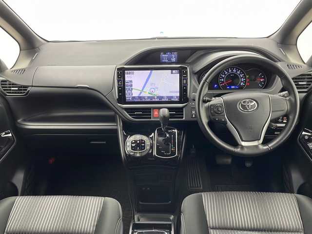 トヨタ ヴォクシー ZS 千葉県 2017(平29)年 5.8万km ホワイトパールクリスタルシャイン 社外11インチメモリナビ/フルセグテレビ/Bluetooth/USB/iPod接続/CD/DVD/SD再生/バックカメラ/ビルトインETC/両側パワースライドドア/純正フロアマット/純正16インチアルミホイール/プッシュスタート/スマートキー(スペアキー1本)/左右分離オートエアコン/アイドリングストップ/モデリスタエアロ/ドアバイザー/オートライト/オートマチックハイビーム/フロントフォグランプ/電動格納ウィンカーミラー/レーンディパーチャーアラート/プリクラッシュセーフティ/先行車発進告知/横滑り防止装置/保証書/取扱説明書