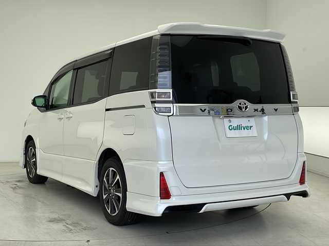 トヨタ ヴォクシー ZS 千葉県 2017(平29)年 5.8万km ホワイトパールクリスタルシャイン 社外11インチメモリナビ/フルセグテレビ/Bluetooth/USB/iPod接続/CD/DVD/SD再生/バックカメラ/ビルトインETC/両側パワースライドドア/純正フロアマット/純正16インチアルミホイール/プッシュスタート/スマートキー(スペアキー1本)/左右分離オートエアコン/アイドリングストップ/モデリスタエアロ/ドアバイザー/オートライト/オートマチックハイビーム/フロントフォグランプ/電動格納ウィンカーミラー/レーンディパーチャーアラート/プリクラッシュセーフティ/先行車発進告知/横滑り防止装置/保証書/取扱説明書