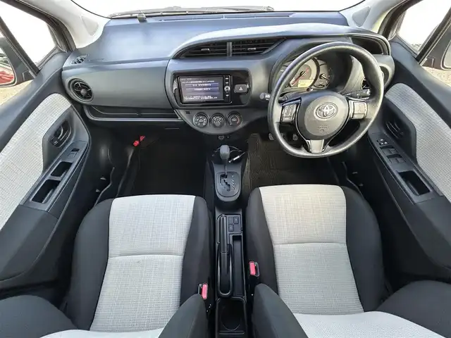 トヨタ ヴィッツ F 岩手県 2018(平30)年 0.3万km オレンジM 純正ナビ　バックカメラ　Ｂｌｕｅｔｏｏｔｈ　ＣＤ／ＤＶＤ再生　フルセグ　ビルトインＥＴＣ２．０　スマートキー　プッシュスタート　純正フロアマット　アイドリングストップ　ドライブレコーダー　ＡＢＳ