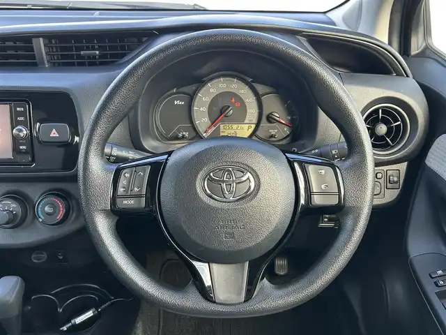 トヨタ ヴィッツ F 岩手県 2018(平30)年 0.3万km オレンジM 純正ナビ　バックカメラ　Ｂｌｕｅｔｏｏｔｈ　ＣＤ／ＤＶＤ再生　フルセグ　ビルトインＥＴＣ２．０　スマートキー　プッシュスタート　純正フロアマット　アイドリングストップ　ドライブレコーダー　ＡＢＳ