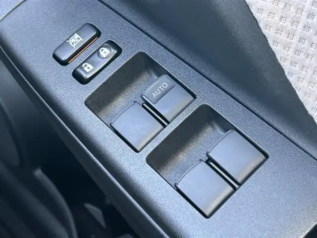 トヨタ ヴィッツ F 岩手県 2018(平30)年 0.3万km オレンジM 純正ナビ　バックカメラ　Ｂｌｕｅｔｏｏｔｈ　ＣＤ／ＤＶＤ再生　フルセグ　ビルトインＥＴＣ２．０　スマートキー　プッシュスタート　純正フロアマット　アイドリングストップ　ドライブレコーダー　ＡＢＳ