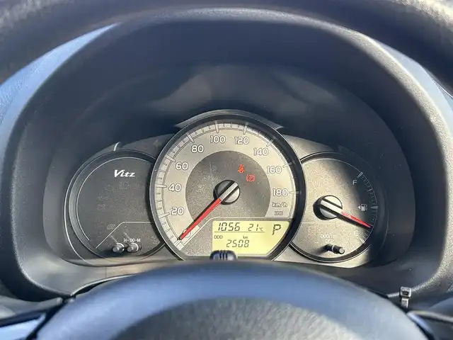 トヨタ ヴィッツ F 岩手県 2018(平30)年 0.3万km オレンジM 純正ナビ　バックカメラ　Ｂｌｕｅｔｏｏｔｈ　ＣＤ／ＤＶＤ再生　フルセグ　ビルトインＥＴＣ２．０　スマートキー　プッシュスタート　純正フロアマット　アイドリングストップ　ドライブレコーダー　ＡＢＳ