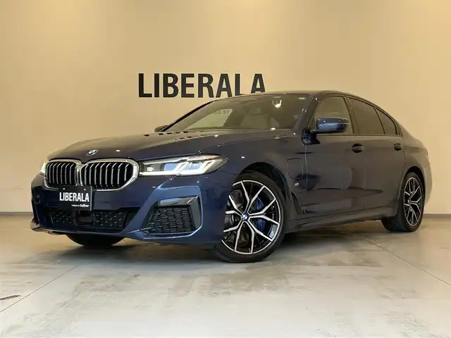 ＢＭＷ ５３０ｅ 熊本県 2020(令2)年 1.1万km ファイトニックブルー ワンオーナー車/エクスクルーシブナッパレザーパッケージ/ホワイトフルレザーシート/全席シートヒーター/前席シートクーラー/前席パワーシート/前席シートメモリー/純正HDDナビ/360°カメラ/コーナーセンサー/AppleCarPlay/Bluetooth/USB/ヘッドアップディスプレイ/アダプティブクルーズコントロール/インテリジェントセーフティー/オートホールドアシスト/パワートランクドア/前後ドライブレコーダー/ETC2.0/純正LEDヘッドライト/純正LEDフォグライト/【ファイトニックブルー/Mスポーツ エディションジョイプラス】