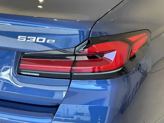 ＢＭＷ ５３０ｅ 熊本県 2020(令2)年 1.1万km ファイトニックブルー ワンオーナー車/エクスクルーシブナッパレザーパッケージ/ホワイトフルレザーシート/全席シートヒーター/前席シートクーラー/前席パワーシート/前席シートメモリー/純正HDDナビ/360°カメラ/コーナーセンサー/AppleCarPlay/Bluetooth/USB/ヘッドアップディスプレイ/アダプティブクルーズコントロール/インテリジェントセーフティー/オートホールドアシスト/パワートランクドア/前後ドライブレコーダー/ETC2.0/純正LEDヘッドライト/純正LEDフォグライト/【ファイトニックブルー/Mスポーツ エディションジョイプラス】