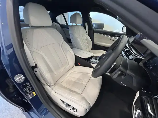 ＢＭＷ ５３０ｅ 熊本県 2020(令2)年 1.1万km ファイトニックブルー ワンオーナー車/エクスクルーシブナッパレザーパッケージ/ホワイトフルレザーシート/全席シートヒーター/前席シートクーラー/前席パワーシート/前席シートメモリー/純正HDDナビ/360°カメラ/コーナーセンサー/AppleCarPlay/Bluetooth/USB/ヘッドアップディスプレイ/アダプティブクルーズコントロール/インテリジェントセーフティー/オートホールドアシスト/パワートランクドア/前後ドライブレコーダー/ETC2.0/純正LEDヘッドライト/純正LEDフォグライト/【ファイトニックブルー/Mスポーツ エディションジョイプラス】