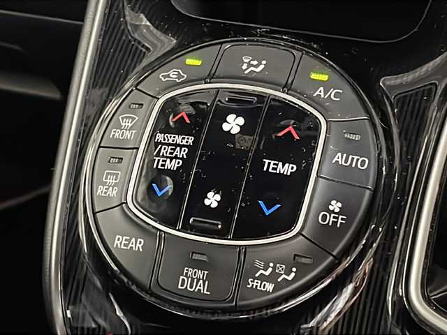 トヨタ エスクァイア ハイブリッド Gi プレミアムパッケージ ブラックテーラード 沖縄県 2019(平31)年 6.4万km ブラック 県外仕入　/禁煙車　/純正９インチナビ/（ＢＴ，フルセグ，ＣＤ／ＤＶＤ，ラジオ，ＵＳＢ，ＨＤＭＩ）　/バックカメラ　/両側パワースライドドア　/純正フリップダウンモニター　/ハーフレザーシート　/ＵＳＢ／ＨＤＭＩポート/クリアランスソナー/シートヒーター(D/N)/ステアリングヒーター/クルーズコントロール/シートバックテーブル/ビルドインETC2.0/前方ドライブレコーダー/革巻きステアリング/LEDヘッドライト/スペアキー