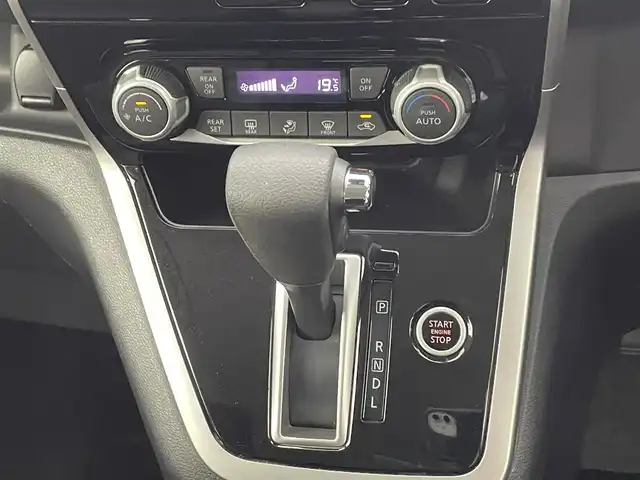 日産 セレナ ハイウェイスター Vセレクション 熊本県 2017(平29)年 6.3万km ダイヤモンドブラック 禁煙車/ディーラーオプションSD9インチナビMM517D-L/　(フルセグテレビ/SD/CD/DVD/Bluetooth)/衝突被害軽減システム/アイドリングストップ/前後コーナーセンサー/アラウンドビューモニター/バックカメラ/両側パワースライドドア/ハンズフリーオートスライドドア/LEDオートライト/ウォークスルー/横滑り防止装置/盗難防止装置/純正フロアマット/純正アルミホイール(R16)/スマートキー/取扱説明書/保証書/記録簿