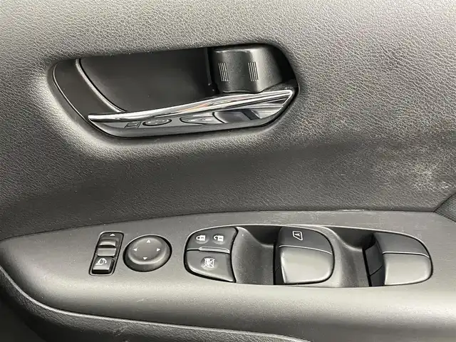 日産 セレナ ハイウェイスター Vセレクション 熊本県 2017(平29)年 6.3万km ダイヤモンドブラック 禁煙車/ディーラーオプションSD9インチナビMM517D-L/　(フルセグテレビ/SD/CD/DVD/Bluetooth)/衝突被害軽減システム/アイドリングストップ/前後コーナーセンサー/アラウンドビューモニター/バックカメラ/両側パワースライドドア/ハンズフリーオートスライドドア/LEDオートライト/ウォークスルー/横滑り防止装置/盗難防止装置/純正フロアマット/純正アルミホイール(R16)/スマートキー/取扱説明書/保証書/記録簿