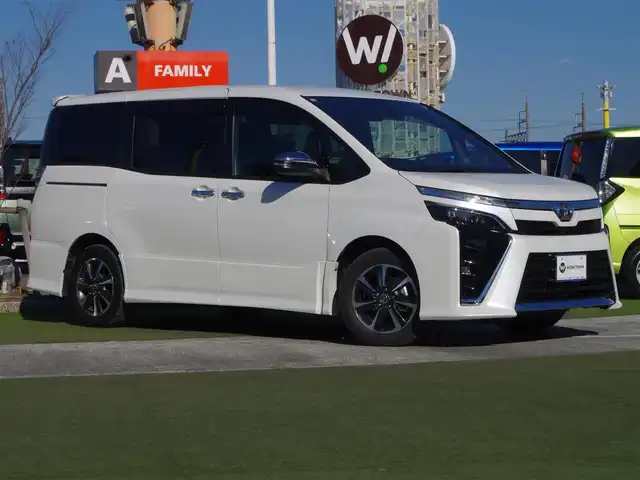 トヨタ ヴォクシー ZS 煌Ⅱ 佐賀県 2020(令2)年 1.8万km ホワイトパールクリスタルシャイン Toyota Safety Sense/・プリクラッシュセーフティ/・レーンディパーチャーアラート/・オートハイビーム/クルーズコントロール/アイドリングストップ/両側パワースライドドア/社外メモリーナビ/地デジTV/【DVD/CD再生機能】/バックカメラ/フリップダウンモニター（TVM-FW1300）/ドライブレコーダー（DRV-MR740）/ETC/LEDヘッドライト/フォグライト/ウインカーミラー/革巻きステアリング/ステアリングスイッチ/クリアランスソナー/純正16インチアルミホイル/スマートキー