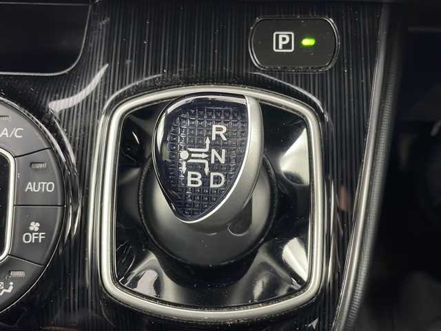 トヨタ エスクァイア ハイブリッド 愛知県 2020(令2)年 5.2万km ホワイトパールクリスタルシャイン 純正9インチナビ【Bluetooth CD DVD USB 品番：NSZT-Y68T】/バックカメラ/ビルトインETC /ドライブレコーダー/トヨタセーフティセンス/・衝突軽減/・オートマチックハイビーム/・レーンキープアシスト/レーダークルーズコントロール/LED /両側パワースライドドア/先行車発進お知らせ/パーキングサポートブレーキ/クリアランスソナー/オート電動格納ドアミラー