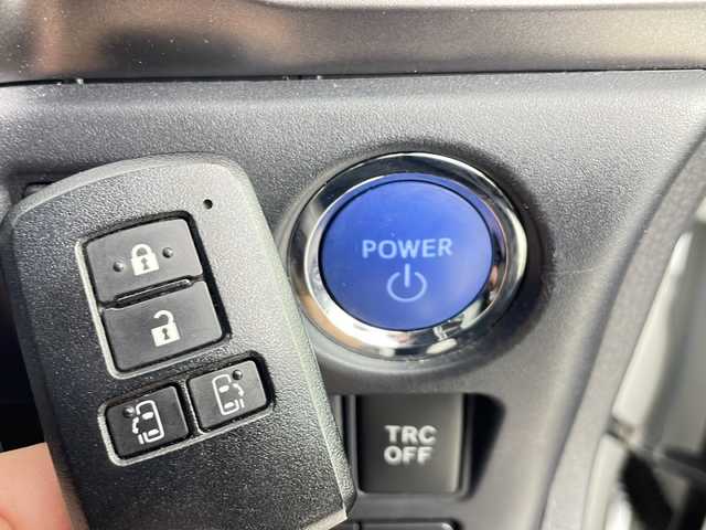 トヨタ エスクァイア ハイブリッド 愛知県 2020(令2)年 5.2万km ホワイトパールクリスタルシャイン 純正9インチナビ【Bluetooth CD DVD USB 品番：NSZT-Y68T】/バックカメラ/ビルトインETC /ドライブレコーダー/トヨタセーフティセンス/・衝突軽減/・オートマチックハイビーム/・レーンキープアシスト/レーダークルーズコントロール/LED /両側パワースライドドア/先行車発進お知らせ/パーキングサポートブレーキ/クリアランスソナー/オート電動格納ドアミラー