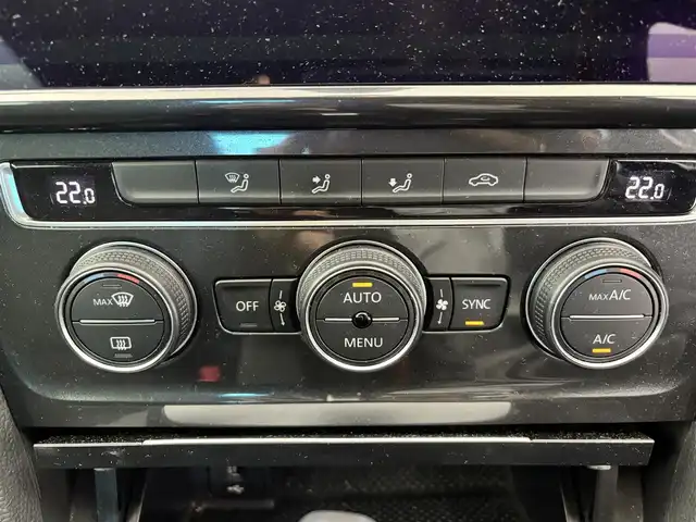 フォルクスワーゲン ゴルフ TSIコンフォートライン 富山県 2019(平31)年 4.4万km 赤 純正ナビ（AM/FM/CD/DVD/USB/SD/AUX/BT）/フルセグTV/バックカメラ/アダプティブクルーズコントロール/衝突被害軽減ブレーキ/レーンキープアシスト/LEDヘッドライト/オートライト/純正１７インチAW/ビルトインETC2.0/スマートキー×２/プッシュスタート/社外フロアマット/取扱説明書