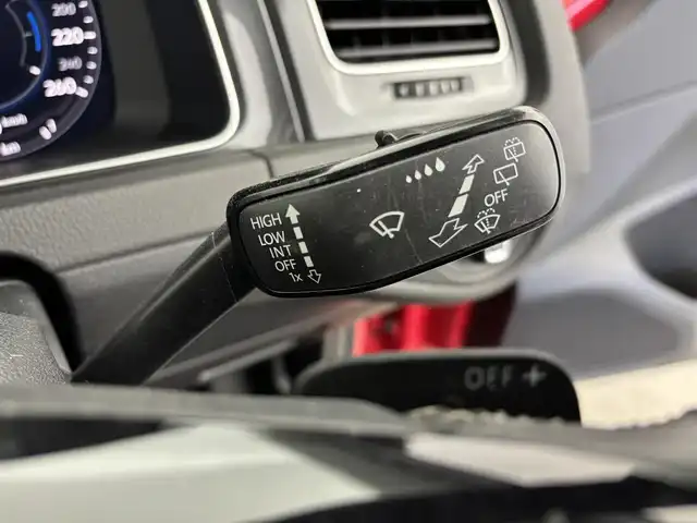 フォルクスワーゲン ゴルフ TSIコンフォートライン 富山県 2019(平31)年 4.4万km 赤 純正ナビ（AM/FM/CD/DVD/USB/SD/AUX/BT）/フルセグTV/バックカメラ/アダプティブクルーズコントロール/衝突被害軽減ブレーキ/レーンキープアシスト/LEDヘッドライト/オートライト/純正１７インチAW/ビルトインETC2.0/スマートキー×２/プッシュスタート/社外フロアマット/取扱説明書