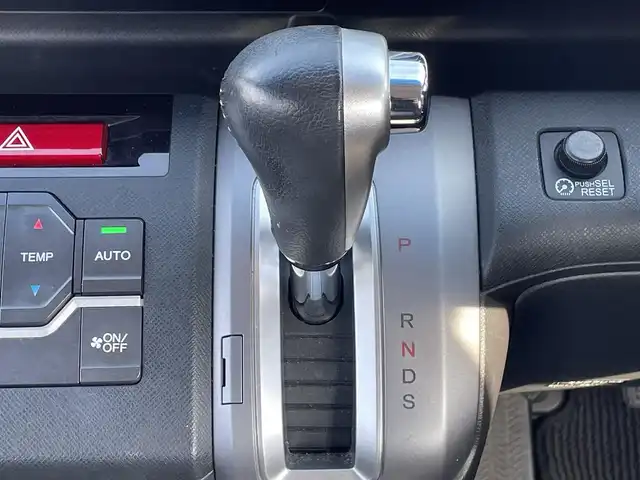 ホンダ ステップワゴン スパーダ Z クールスピリット 島根県 2013(平25)年 12.9万km ホワイトオーキッドパール 登録時走行距離128192km/取扱説明書（車両・ナビ）/純正ナビ（VMX-135VFMi)/AM/FM/USB/CD/DVD/フルセグテレビ/バックカメラ/両側パワースライドドア/クルーズコントロール/ウィンカーミラー/パドルシフト/横滑り防止装置/オートライト/ドアバイザー/純正フロアマット/ETC/積み込み夏タイヤ/純正アルミ１７インチ