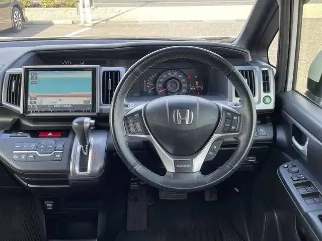 ホンダ ステップワゴン スパーダ Z クールスピリット 島根県 2013(平25)年 12.9万km ホワイトオーキッドパール 登録時走行距離128192km/取扱説明書（車両・ナビ）/純正ナビ（VMX-135VFMi)/AM/FM/USB/CD/DVD/フルセグテレビ/バックカメラ/両側パワースライドドア/クルーズコントロール/ウィンカーミラー/パドルシフト/横滑り防止装置/オートライト/ドアバイザー/純正フロアマット/ETC/積み込み夏タイヤ/純正アルミ１７インチ