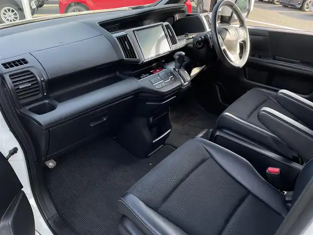 ホンダ ステップワゴン スパーダ Z クールスピリット 島根県 2013(平25)年 12.9万km ホワイトオーキッドパール 登録時走行距離128192km/取扱説明書（車両・ナビ）/純正ナビ（VMX-135VFMi)/AM/FM/USB/CD/DVD/フルセグテレビ/バックカメラ/両側パワースライドドア/クルーズコントロール/ウィンカーミラー/パドルシフト/横滑り防止装置/オートライト/ドアバイザー/純正フロアマット/ETC/積み込み夏タイヤ/純正アルミ１７インチ