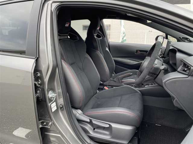 トヨタ ＧＲカローラ RZ 三重県 2025(令7)年 0.1千km ガンＭ 登録時44km/ユーザー買取車/ワンオーナー/禁煙車/6速MT/GR仕様シート/JBLサウンド/純正ナビ/（AM/FM/TV/Bluetooth）/フルセグTV/バックカメラ/ビルトインETC2.0/ステアリングスイッチ/レーダークルーズコントロール/シートヒーター/オートライト/オートハイビーム/プリクラッシュセーフティ/レーンディパーチャーアラート/BSM/HUD/コーナーセンサー/純正フロアマット/スペアキー