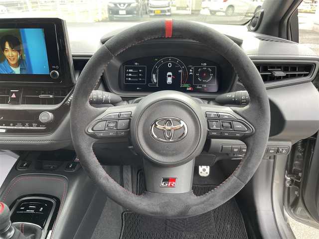 トヨタ ＧＲカローラ RZ 三重県 2025(令7)年 0.1千km ガンＭ 登録時44km/ユーザー買取車/ワンオーナー/禁煙車/6速MT/GR仕様シート/JBLサウンド/純正ナビ/（AM/FM/TV/Bluetooth）/フルセグTV/バックカメラ/ビルトインETC2.0/ステアリングスイッチ/レーダークルーズコントロール/シートヒーター/オートライト/オートハイビーム/プリクラッシュセーフティ/レーンディパーチャーアラート/BSM/HUD/コーナーセンサー/純正フロアマット/スペアキー