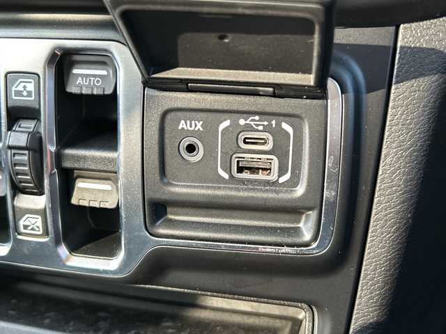 クライスラー・ジープ ジープ ラングラー アンリミテッド サハラ 道東・釧路十勝 2019(平31)年 3.4万km 黒 ワンオーナー/４WD/純正Uconnectナビ/BT/USB/AppleCarPlay/フルセグ/バックカメラ/フロントカメラ/純正ETC2.0/前後ドライブレコーダー/衝突軽減ブレーキ/レーンキーピングアシスト/アダプティブクルーズコントロール/パークディスタンスコントロール/ヒルアシストコントロール/ブラインドスポットインフォメーション/レザーパッケージ/フロントシートヒーティング/ステアリングヒーター/純正18インチAW/純正フロアマット/LEDヘッドライト/取扱説明書/保証書/スペアキー