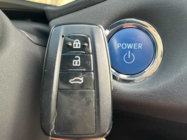 トヨタ クラウン ハイブリッド S エレガンススタイルⅡ 愛知県 2020(令2)年 2万km ホワイトパールクリスタルシャイン ハーフレザーシート/純正ナビ/フルセグTV・AM・FM・SD・CS・DVD・USB/パノラミックビューモニター/サイドカメラ/バックカメラ/前席シートヒーター/前席パワーシート/ステアリングヒーター/ブラインドスポットモニター（BSM)/プリクラッシュセーフティ/レーダークルーズコントロール/リヤクロストラフィックアラート/クリアランスソナー/ビルトインETC/オートライト/LEDヘッドライト/フォグランプ/ステアリングスイッチ/純正前方ドライブレコーダー/純正フロアマット/純正ドアバイザー/保証書/取扱説明書/スペアスマートキー/ディーラー点検整備記録簿R3 R7