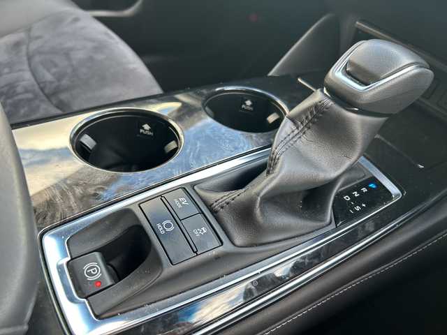 トヨタ クラウン ハイブリッド S エレガンススタイルⅡ 愛知県 2020(令2)年 2万km ホワイトパールクリスタルシャイン ハーフレザーシート/純正ナビ/フルセグTV・AM・FM・SD・CS・DVD・USB/パノラミックビューモニター/サイドカメラ/バックカメラ/前席シートヒーター/前席パワーシート/ステアリングヒーター/ブラインドスポットモニター（BSM)/プリクラッシュセーフティ/レーダークルーズコントロール/リヤクロストラフィックアラート/クリアランスソナー/ビルトインETC/オートライト/LEDヘッドライト/フォグランプ/ステアリングスイッチ/純正前方ドライブレコーダー/純正フロアマット/純正ドアバイザー/保証書/取扱説明書/スペアスマートキー/ディーラー点検整備記録簿R3 R7