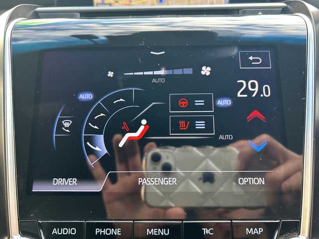 トヨタ クラウン ハイブリッド S エレガンススタイルⅡ 愛知県 2020(令2)年 2万km ホワイトパールクリスタルシャイン ハーフレザーシート/純正ナビ/フルセグTV・AM・FM・SD・CS・DVD・USB/パノラミックビューモニター/サイドカメラ/バックカメラ/前席シートヒーター/前席パワーシート/ステアリングヒーター/ブラインドスポットモニター（BSM)/プリクラッシュセーフティ/レーダークルーズコントロール/リヤクロストラフィックアラート/クリアランスソナー/ビルトインETC/オートライト/LEDヘッドライト/フォグランプ/ステアリングスイッチ/純正前方ドライブレコーダー/純正フロアマット/純正ドアバイザー/保証書/取扱説明書/スペアスマートキー/ディーラー点検整備記録簿R3 R7