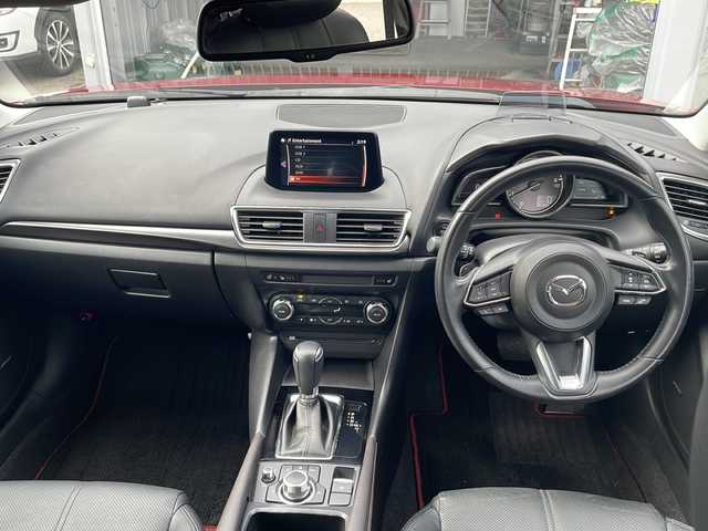 マツダ アクセラ スポーツ XD プロアクティブ 青森県 2016(平28)年 8.6万km ソウルレッドプレミアムメタリック ・4WD/・サンルーフ/・純正ナビ/・フルセグ/・Bluetooth/CD/DVD/・プレミアムサウンド（BOSE）/・バックカメラ/・横滑り防止/・衝突被害軽減ブレーキ/・クルコン（追従有）/・オートライト/・MT付AT/・ETC/・パドルシフト/・パワーシート/・シートヒーター/・ハンドルヒーター/・プッシュスタート/・スマートキー/・純正フロアマット/・社外ドアバイザー