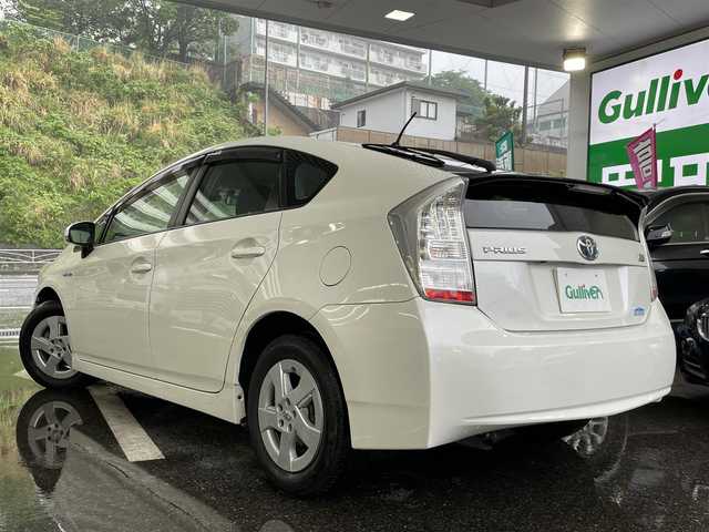 トヨタ プリウス S　LEDエディション 神奈川県 2011(平23)年 7万km ホワイトパールクリスタルシャイン 登録時走行距離69843km/ワンオーナー/社外メモリナビ/　【CD/DVD/フルセグTV】/横滑り防止/ビルトインETC/オートライト/純正HIDライト/ヘッドライトレベライザー/フォグランプ/スマートキー/プッシュスタート/純正アルミホイール 15インチ/ドアバイザー/純正フロアマット/リアプライバシーガラス/スペアキー×1【カードキー】/新車時整備手帳（保証書）/取扱説明書