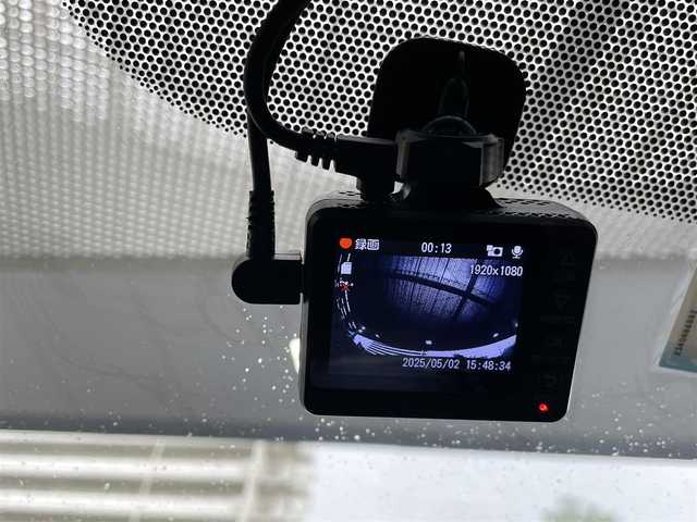 トヨタ プリウス S　LEDエディション 神奈川県 2011(平23)年 7万km ホワイトパールクリスタルシャイン 登録時走行距離69843km/ワンオーナー/社外メモリナビ/　【CD/DVD/フルセグTV】/横滑り防止/ビルトインETC/オートライト/純正HIDライト/ヘッドライトレベライザー/フォグランプ/スマートキー/プッシュスタート/純正アルミホイール 15インチ/ドアバイザー/純正フロアマット/リアプライバシーガラス/スペアキー×1【カードキー】/新車時整備手帳（保証書）/取扱説明書
