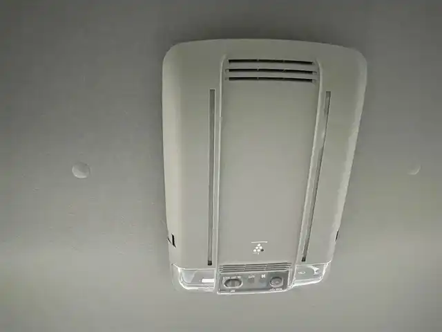 トヨタ プリウス S　LEDエディション 神奈川県 2011(平23)年 7万km ホワイトパールクリスタルシャイン 登録時走行距離69843km/ワンオーナー/社外メモリナビ/　【CD/DVD/フルセグTV】/横滑り防止/ビルトインETC/オートライト/純正HIDライト/ヘッドライトレベライザー/フォグランプ/スマートキー/プッシュスタート/純正アルミホイール 15インチ/ドアバイザー/純正フロアマット/リアプライバシーガラス/スペアキー×1【カードキー】/新車時整備手帳（保証書）/取扱説明書
