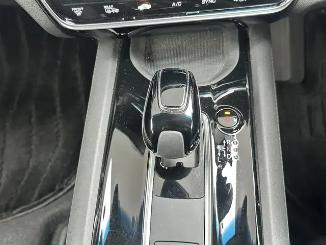 ホンダ ヴェゼル ハイブリッド Z ホンダセンシング 愛知県 2021(令3)年 4.5万km プラチナホワイトパール ・純正9インチナビ/・Bluetooth/・バックカメラ/・フルセグTV/・ホンダセンシング/・衝突被害軽減システム/・クルーズコントロール/・コーナーセンサー/・レーンキープアシスト/・オートライト/・LEDフォグランプ/・シートヒーター/・ETC/・純正AW/・純正フロアマット/・プッシュスタート/・スマートキー