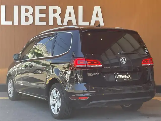 フォルクスワーゲン シャラン TSI ハイライン 高知県 2018(平30)年 4.1万km ディープブラックパールエフェクト 社外SDナビ/【CD/DVD/BT/フルセグTV】/バックカメラ/社外デジタルインナーミラー/前後ドラレコ/アダプティブクルーズコントロール/衝突被害軽減ブレーキ/車線逸脱警報/車線逸脱制御/ブラインドスポットモニター/横滑り防止/ルーフレール/両側パワースライドドア/パワーバックドア/ハーフレザーシート/シートヒーター/コーナー、バックセンサー/ETC/オートホールド/オートライト/純正LEDライト/スマートキー/プッシュスタート/パドルシフト/MTモード付きAT/アイドリングストップ/純正アルミホイール 17インチ/純正フロアマット