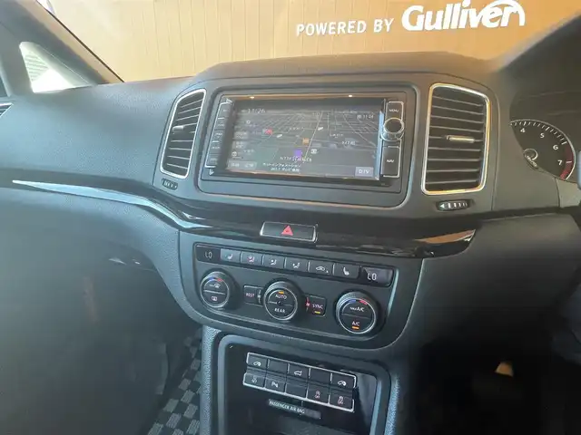 フォルクスワーゲン シャラン TSI ハイライン 高知県 2018(平30)年 4.1万km ディープブラックパールエフェクト 社外SDナビ/【CD/DVD/BT/フルセグTV】/バックカメラ/社外デジタルインナーミラー/前後ドラレコ/アダプティブクルーズコントロール/衝突被害軽減ブレーキ/車線逸脱警報/車線逸脱制御/ブラインドスポットモニター/横滑り防止/ルーフレール/両側パワースライドドア/パワーバックドア/ハーフレザーシート/シートヒーター/コーナー、バックセンサー/ETC/オートホールド/オートライト/純正LEDライト/スマートキー/プッシュスタート/パドルシフト/MTモード付きAT/アイドリングストップ/純正アルミホイール 17インチ/純正フロアマット