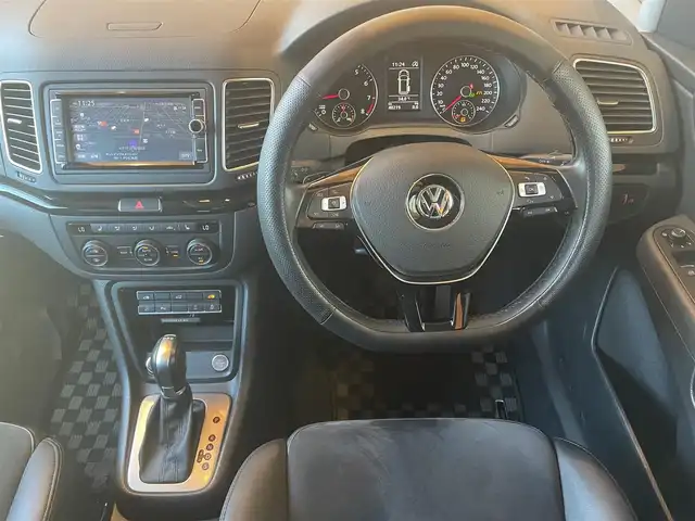 フォルクスワーゲン シャラン TSI ハイライン 高知県 2018(平30)年 4.1万km ディープブラックパールエフェクト 社外SDナビ/【CD/DVD/BT/フルセグTV】/バックカメラ/社外デジタルインナーミラー/前後ドラレコ/アダプティブクルーズコントロール/衝突被害軽減ブレーキ/車線逸脱警報/車線逸脱制御/ブラインドスポットモニター/横滑り防止/ルーフレール/両側パワースライドドア/パワーバックドア/ハーフレザーシート/シートヒーター/コーナー、バックセンサー/ETC/オートホールド/オートライト/純正LEDライト/スマートキー/プッシュスタート/パドルシフト/MTモード付きAT/アイドリングストップ/純正アルミホイール 17インチ/純正フロアマット