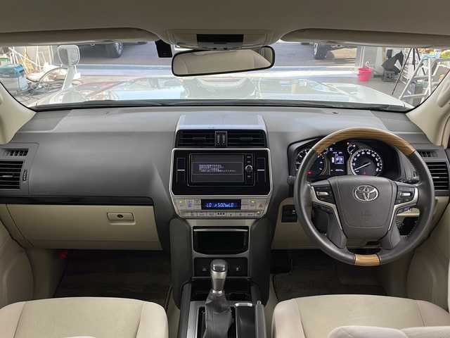 トヨタ ランドクルーザー プラド TX 兵庫県 2018(平30)年 5万km プレシャスホワイトパール ・純正ナビ&TV&SD&BT&CD&DVD/・ウッドコンビステアリング/・バックカメラ/・純正ドライブレコーダー/・スマートキー/・トヨタセーフティセンス/・プリクラッシュセーフティ/・レーンディパーチャーアラート/・クルーズコントロール/・オートマチックハイビーム/・クリアランスソナー/・ヘッドライトウォッシャー/・ビルトインETC /・カーテンエアバック/・LEDライト/・LEDフォグランプ/・純正フロアマット