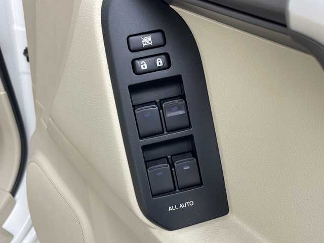 トヨタ ランドクルーザー プラド TX 兵庫県 2018(平30)年 5万km プレシャスホワイトパール ・純正ナビ&TV&SD&BT&CD&DVD/・ウッドコンビステアリング/・バックカメラ/・純正ドライブレコーダー/・スマートキー/・トヨタセーフティセンス/・プリクラッシュセーフティ/・レーンディパーチャーアラート/・クルーズコントロール/・オートマチックハイビーム/・クリアランスソナー/・ヘッドライトウォッシャー/・ビルトインETC /・カーテンエアバック/・LEDライト/・LEDフォグランプ/・純正フロアマット