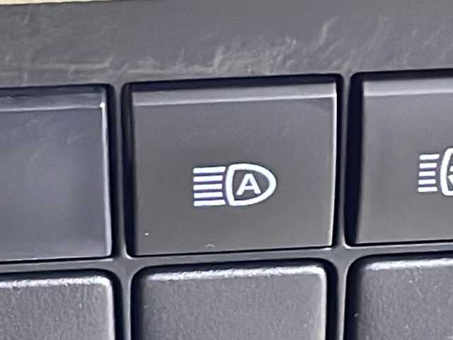 トヨタ ランドクルーザー プラド TX 兵庫県 2018(平30)年 5万km プレシャスホワイトパール ・純正ナビ&TV&SD&BT&CD&DVD/・ウッドコンビステアリング/・バックカメラ/・純正ドライブレコーダー/・スマートキー/・トヨタセーフティセンス/・プリクラッシュセーフティ/・レーンディパーチャーアラート/・クルーズコントロール/・オートマチックハイビーム/・クリアランスソナー/・ヘッドライトウォッシャー/・ビルトインETC /・カーテンエアバック/・LEDライト/・LEDフォグランプ/・純正フロアマット