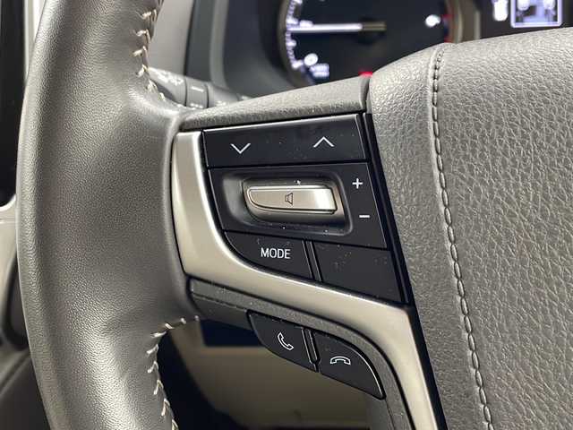 トヨタ ランドクルーザー プラド TX 兵庫県 2018(平30)年 5万km プレシャスホワイトパール ・純正ナビ&TV&SD&BT&CD&DVD/・ウッドコンビステアリング/・バックカメラ/・純正ドライブレコーダー/・スマートキー/・トヨタセーフティセンス/・プリクラッシュセーフティ/・レーンディパーチャーアラート/・クルーズコントロール/・オートマチックハイビーム/・クリアランスソナー/・ヘッドライトウォッシャー/・ビルトインETC /・カーテンエアバック/・LEDライト/・LEDフォグランプ/・純正フロアマット