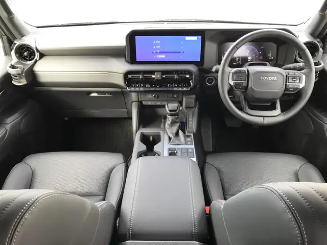 トヨタ ランドクルーザー ２５０ VX 鳥取県 2024(令6)年 0.2万km プラチナホワイトパールマイカ 純正12.3インチディスプレイオーディオ/（フルセグ/BT/HDMI/Miracast）/パノラミックビューモニター/デジタルインナーミラー・ETC2．0/サンルーフ/トヨタセーフティセンス/ブラインドスポットモニター/レーンキープアシスト/クリアランスソナー/レーダークルーズコントロール/前席シートヒーター/エアシート/運転席パワーシート/LEDヘットライト/フォグライト/純正18インチアルミホイール/プッシュエンジンスタート/スマートキー/フロアマット/ドアバイザー