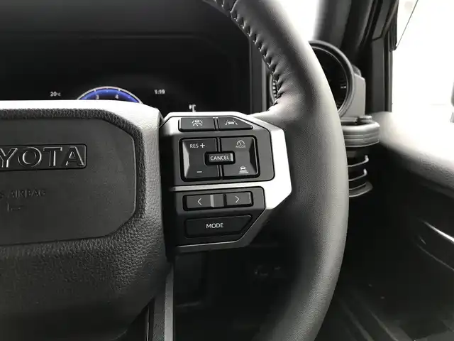 トヨタ ランドクルーザー ２５０ VX 鳥取県 2024(令6)年 0.2万km プラチナホワイトパールマイカ 純正12.3インチディスプレイオーディオ/（フルセグ/BT/HDMI/Miracast）/パノラミックビューモニター/デジタルインナーミラー・ETC2．0/サンルーフ/トヨタセーフティセンス/ブラインドスポットモニター/レーンキープアシスト/クリアランスソナー/レーダークルーズコントロール/前席シートヒーター/エアシート/運転席パワーシート/LEDヘットライト/フォグライト/純正18インチアルミホイール/プッシュエンジンスタート/スマートキー/フロアマット/ドアバイザー