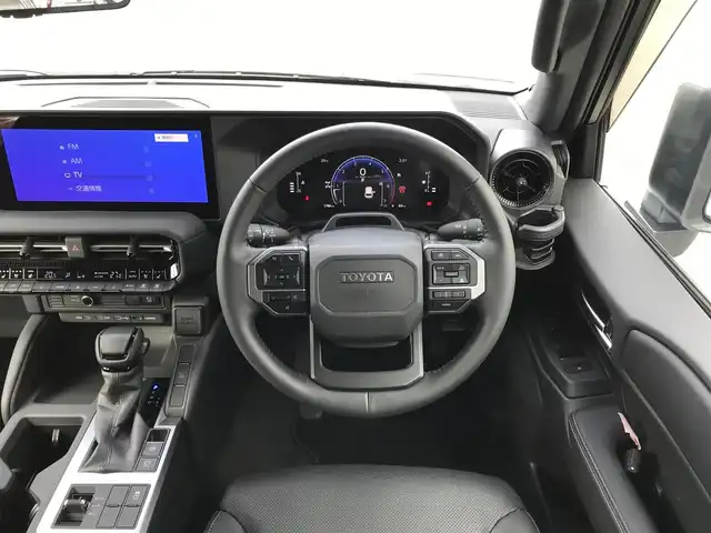 トヨタ ランドクルーザー ２５０ VX 鳥取県 2024(令6)年 0.2万km プラチナホワイトパールマイカ 純正12.3インチディスプレイオーディオ/（フルセグ/BT/HDMI/Miracast）/パノラミックビューモニター/デジタルインナーミラー・ETC2．0/サンルーフ/トヨタセーフティセンス/ブラインドスポットモニター/レーンキープアシスト/クリアランスソナー/レーダークルーズコントロール/前席シートヒーター/エアシート/運転席パワーシート/LEDヘットライト/フォグライト/純正18インチアルミホイール/プッシュエンジンスタート/スマートキー/フロアマット/ドアバイザー