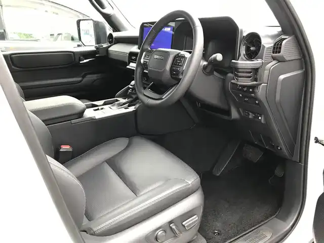 トヨタ ランドクルーザー ２５０ VX 鳥取県 2024(令6)年 0.2万km プラチナホワイトパールマイカ 純正12.3インチディスプレイオーディオ/（フルセグ/BT/HDMI/Miracast）/パノラミックビューモニター/デジタルインナーミラー・ETC2．0/サンルーフ/トヨタセーフティセンス/ブラインドスポットモニター/レーンキープアシスト/クリアランスソナー/レーダークルーズコントロール/前席シートヒーター/エアシート/運転席パワーシート/LEDヘットライト/フォグライト/純正18インチアルミホイール/プッシュエンジンスタート/スマートキー/フロアマット/ドアバイザー