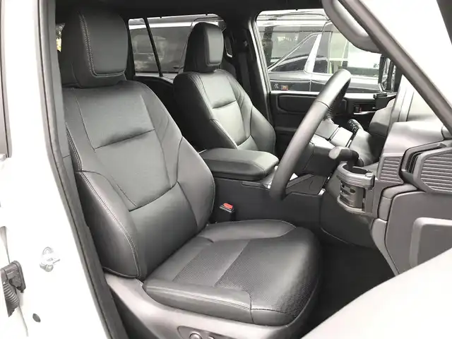 トヨタ ランドクルーザー ２５０ VX 鳥取県 2024(令6)年 0.2万km プラチナホワイトパールマイカ 純正12.3インチディスプレイオーディオ/（フルセグ/BT/HDMI/Miracast）/パノラミックビューモニター/デジタルインナーミラー・ETC2．0/サンルーフ/トヨタセーフティセンス/ブラインドスポットモニター/レーンキープアシスト/クリアランスソナー/レーダークルーズコントロール/前席シートヒーター/エアシート/運転席パワーシート/LEDヘットライト/フォグライト/純正18インチアルミホイール/プッシュエンジンスタート/スマートキー/フロアマット/ドアバイザー