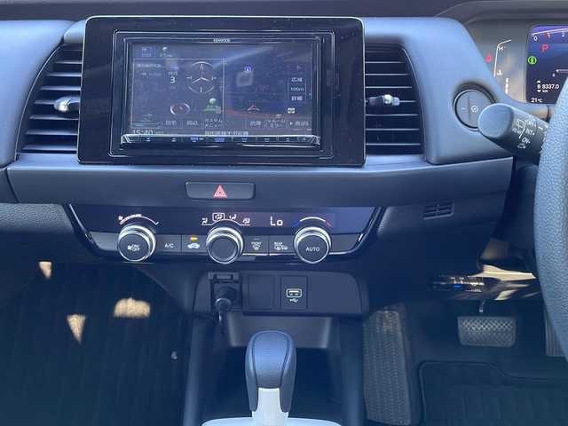 ホンダ フィット ホーム 秋田県 2020(令2)年 0.9万km プレミアムサンライトホワイトパール 純正メモリナビ/純正BT、フルセグTV、CD、DVD/バックカメラ/社外ドライブレコーダー/前後コーナーセンサー/社外15インチAW/スタッドレスタイヤ積込み/ETC/スペアキー/４WD/保証書、取説